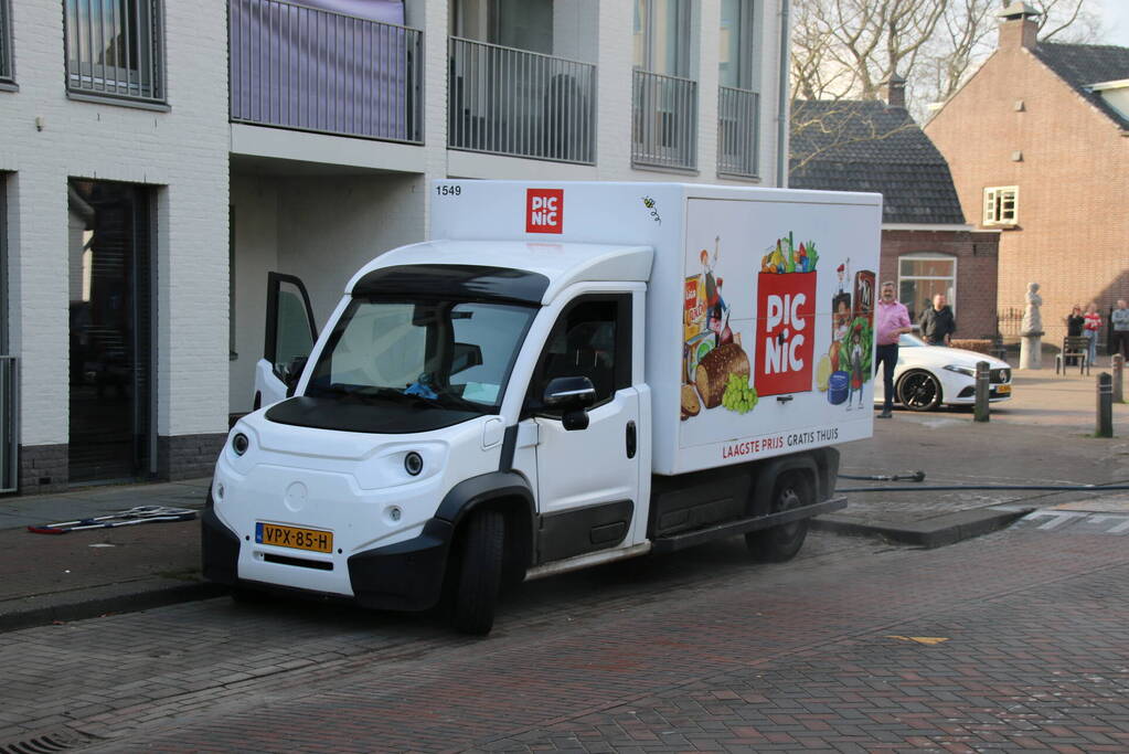 Bezorgbus van Picnic vliegt in brand