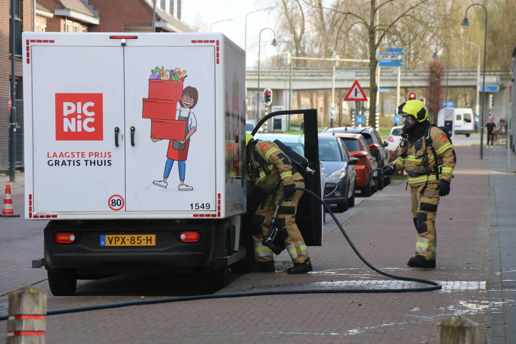 Bezorgbus van Picnic vliegt in brand