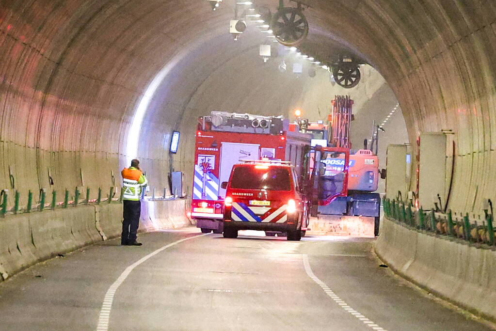 Brandweer onderzoekt mogelijke brand in graafmachine in tunnelbuis