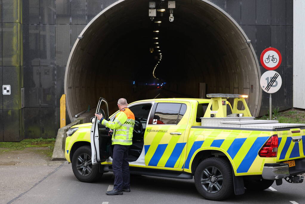 Brandweer onderzoekt mogelijke brand in graafmachine in tunnelbuis