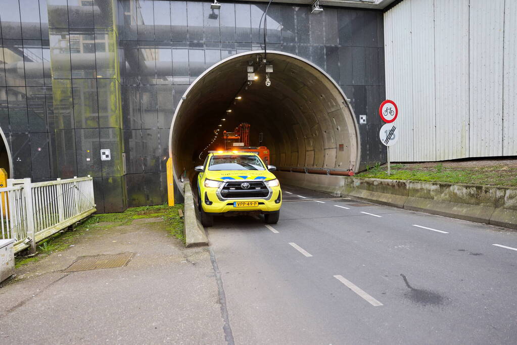 Brandweer onderzoekt mogelijke brand in graafmachine in tunnelbuis