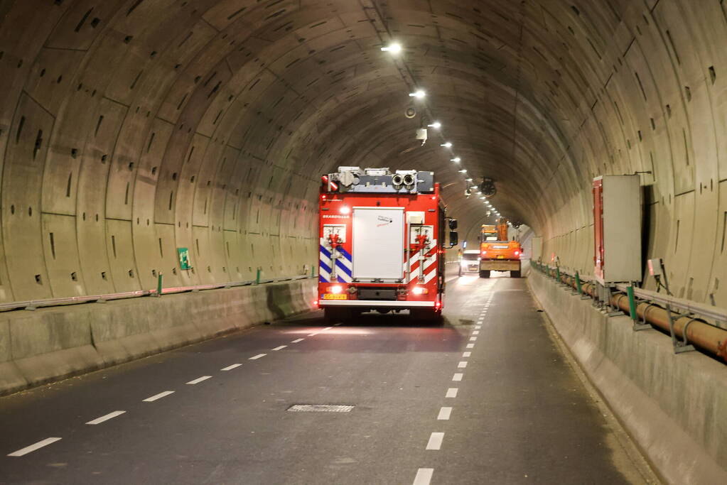 Brandweer onderzoekt mogelijke brand in graafmachine in tunnelbuis