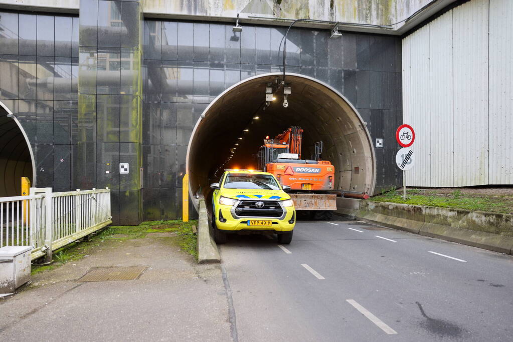 Brandweer onderzoekt mogelijke brand in graafmachine in tunnelbuis
