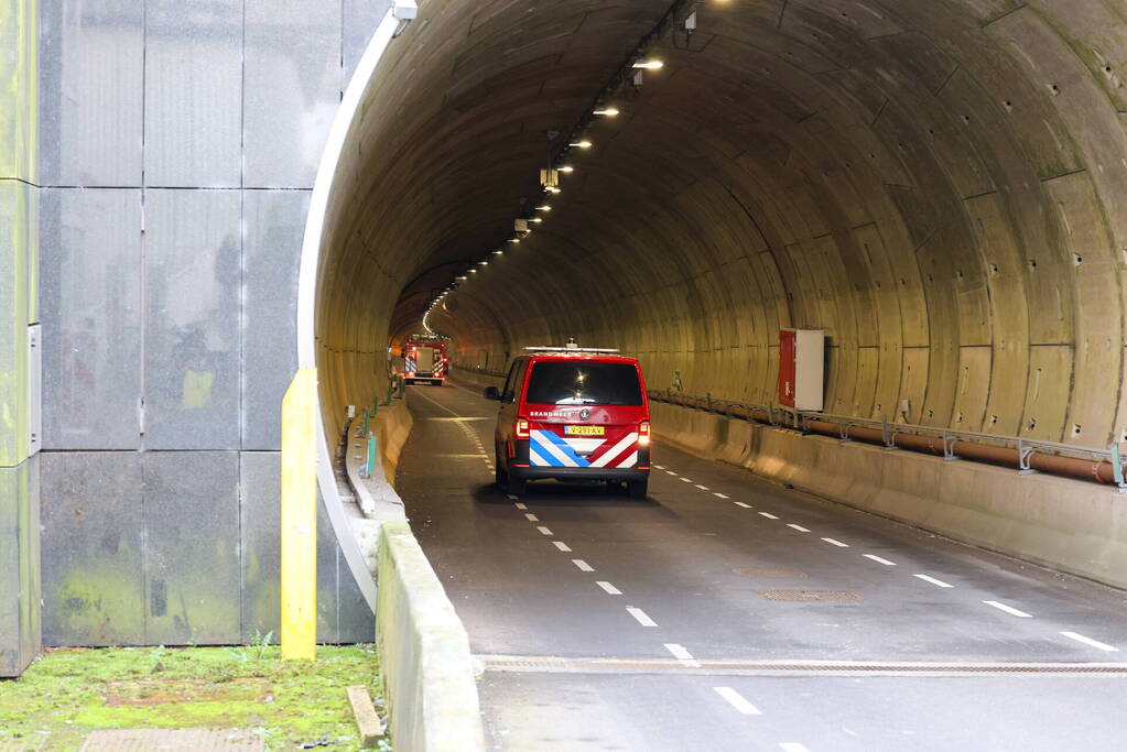 Brandweer onderzoekt mogelijke brand in graafmachine in tunnelbuis