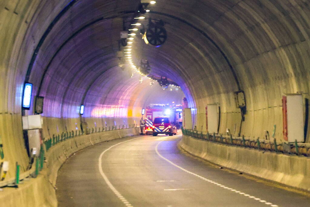 Brandweer onderzoekt mogelijke brand in graafmachine in tunnelbuis