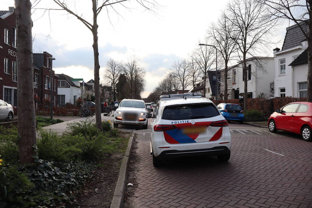 Fietser botst op bestelbus