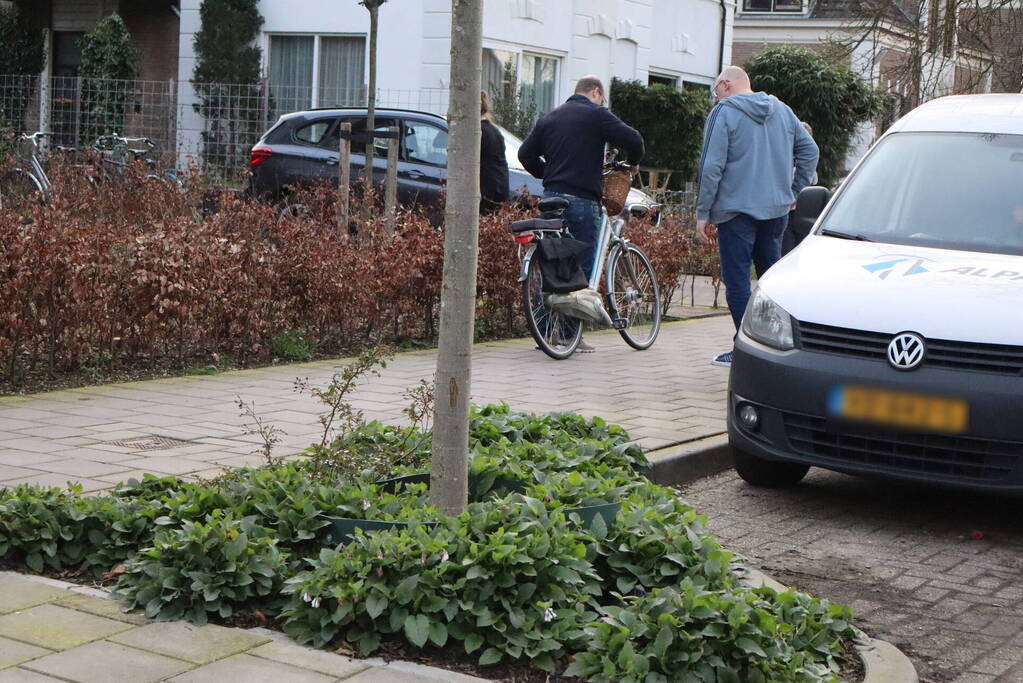 Fietser botst op bestelbus