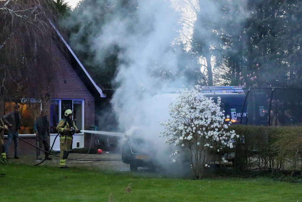 Bestelbus zwaar beschadigd door brand