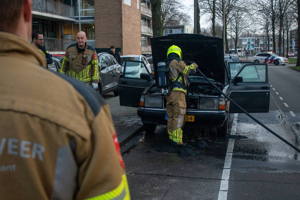 Auto vliegt net na rit in brand