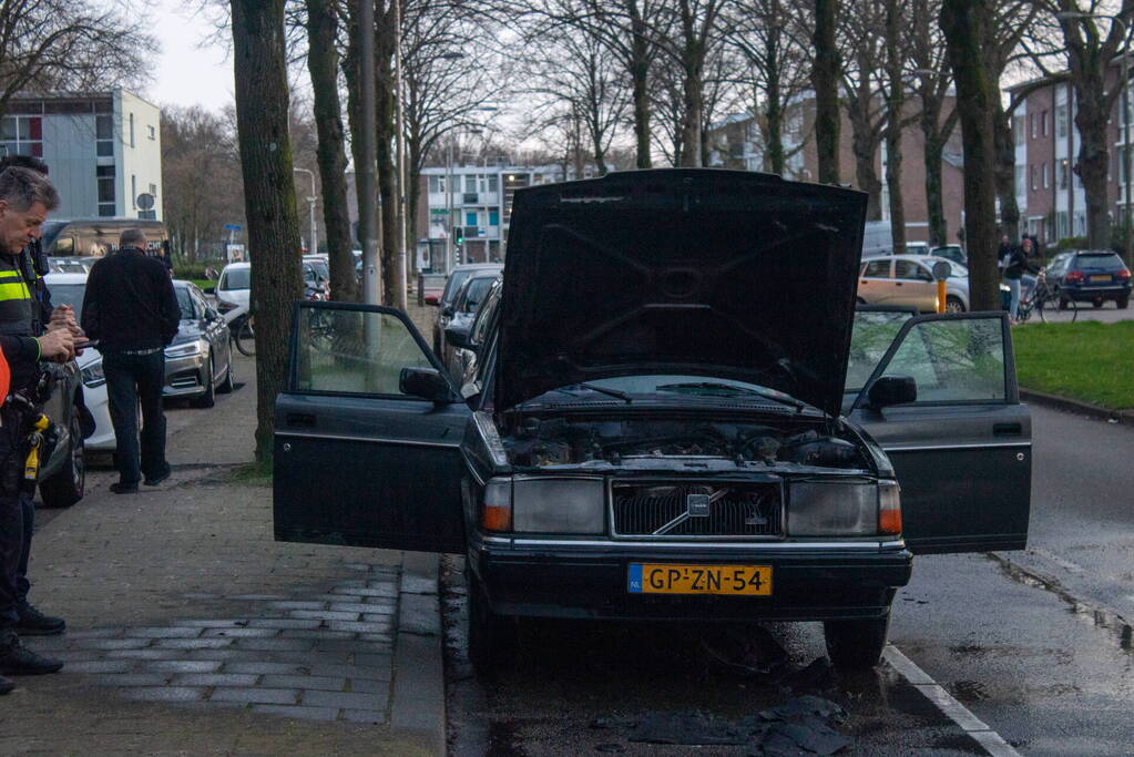 Auto vliegt net na rit in brand