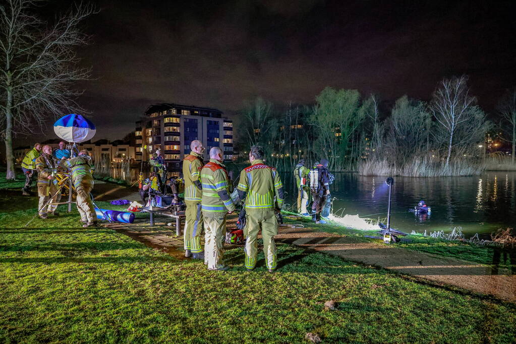 Persoon met scootmobiel raakt vermoedelijk te water