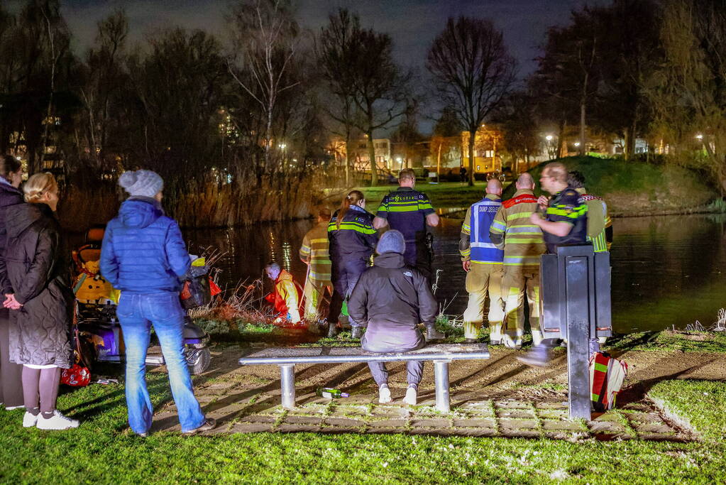 Persoon met scootmobiel raakt vermoedelijk te water