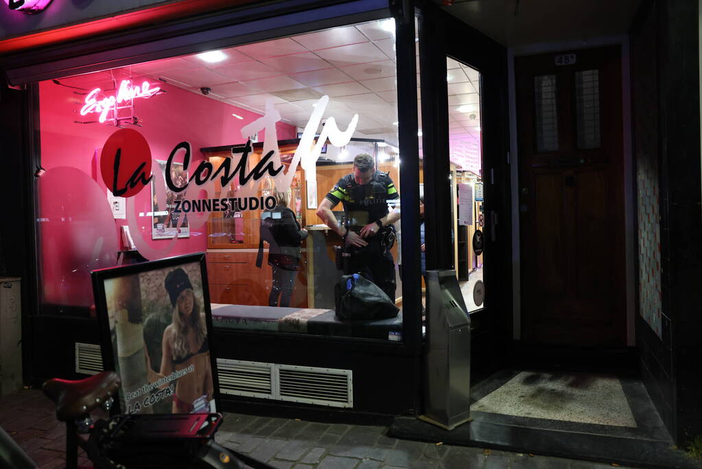 Agenten in kogelwerende vesten na overval melding zonnestudio