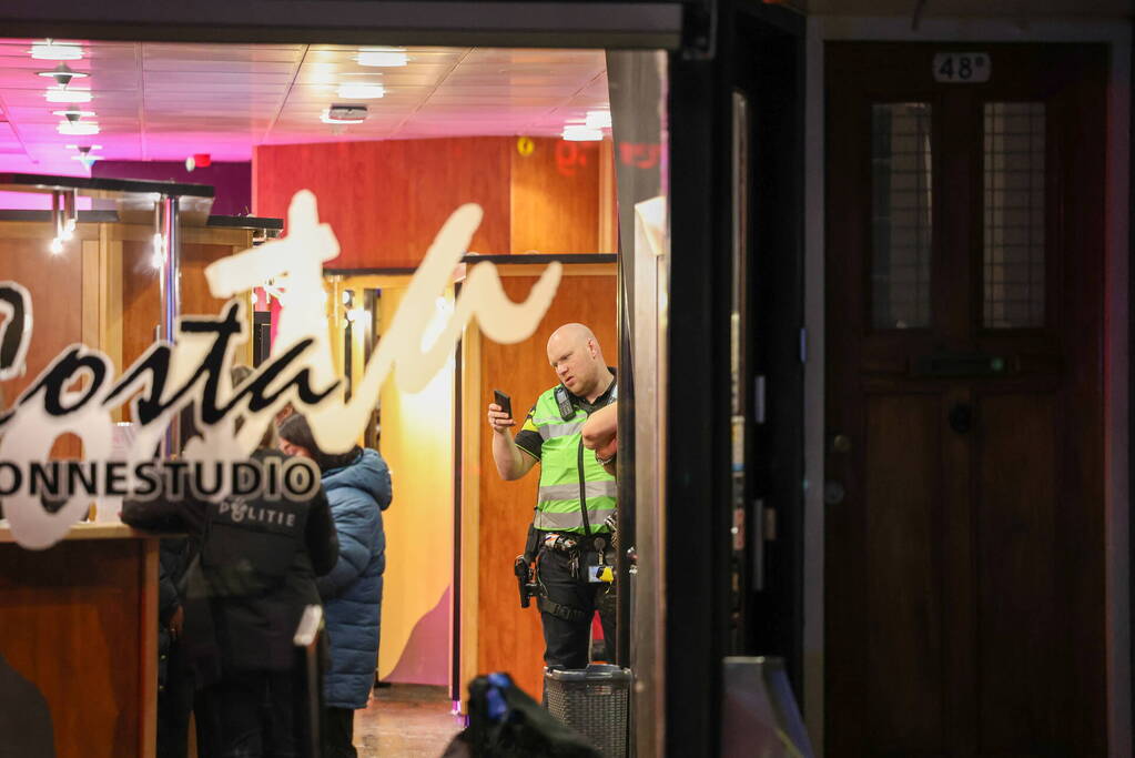 Agenten in kogelwerende vesten na overval melding zonnestudio