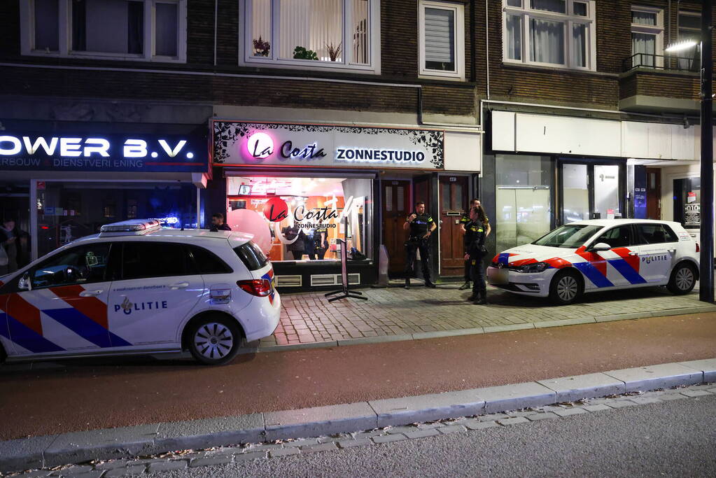 Agenten in kogelwerende vesten na overval melding zonnestudio