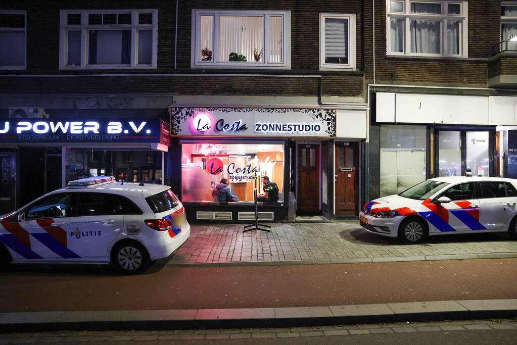 Agenten in kogelwerende vesten na overval melding zonnestudio