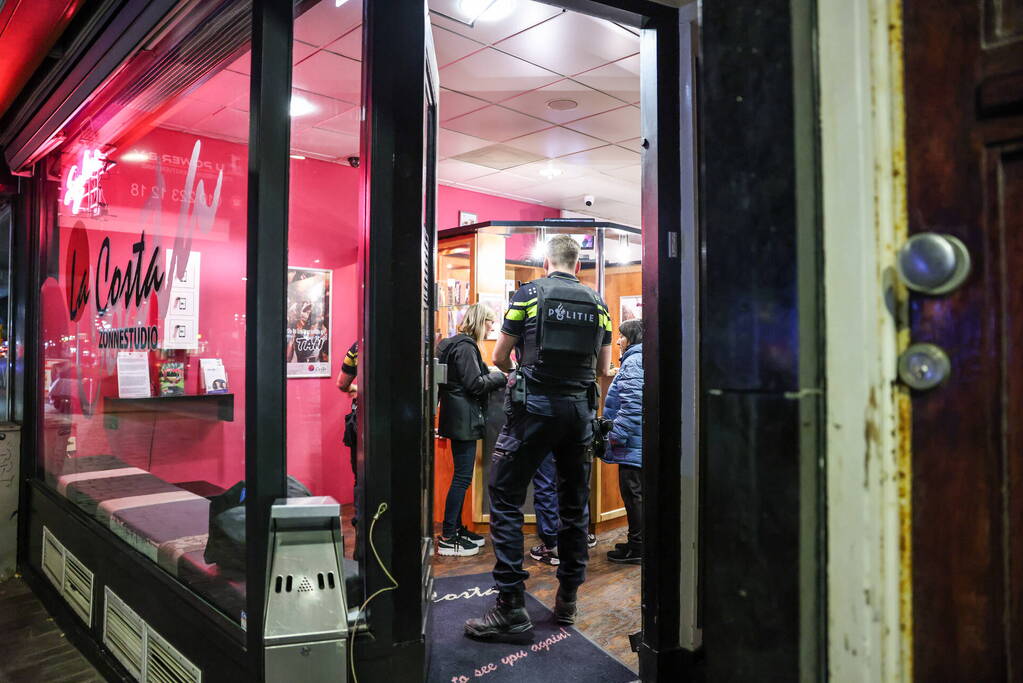 Agenten in kogelwerende vesten na overval melding zonnestudio