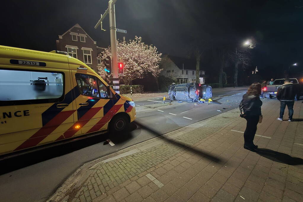 Auto op de zijkant na ongeluk