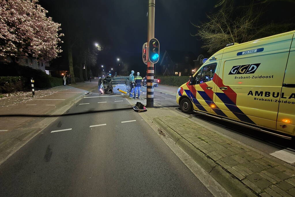 Auto op de zijkant na ongeluk