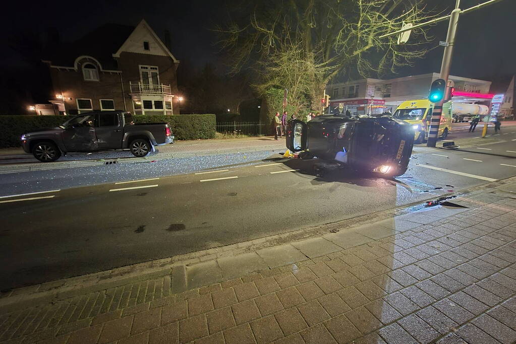 Auto op de zijkant na ongeluk