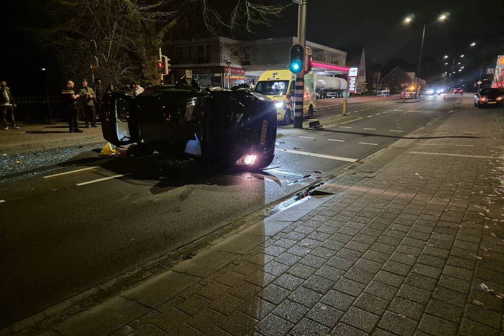 Auto op de zijkant na ongeluk