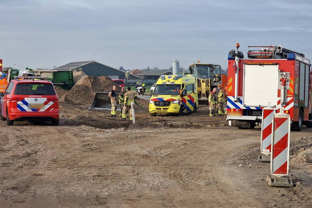 Vrachtwagen kantelt op bouwplaats