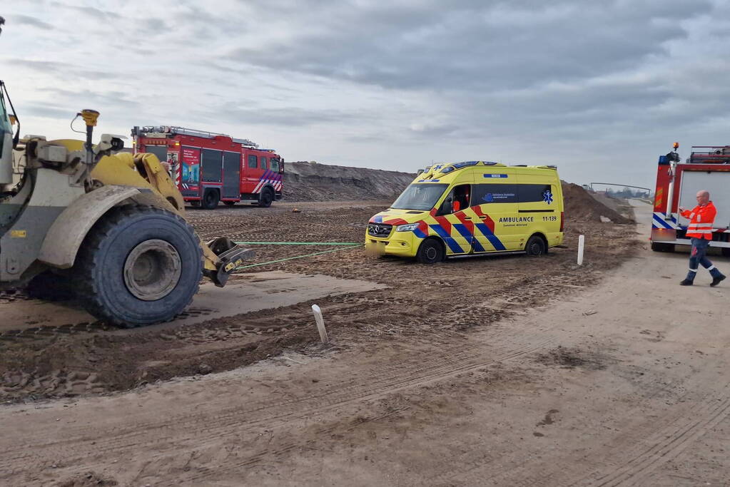 Vrachtwagen kantelt op bouwplaats