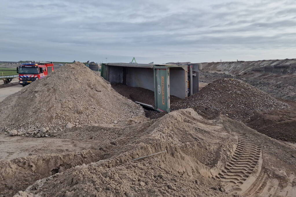 Vrachtwagen kantelt op bouwplaats