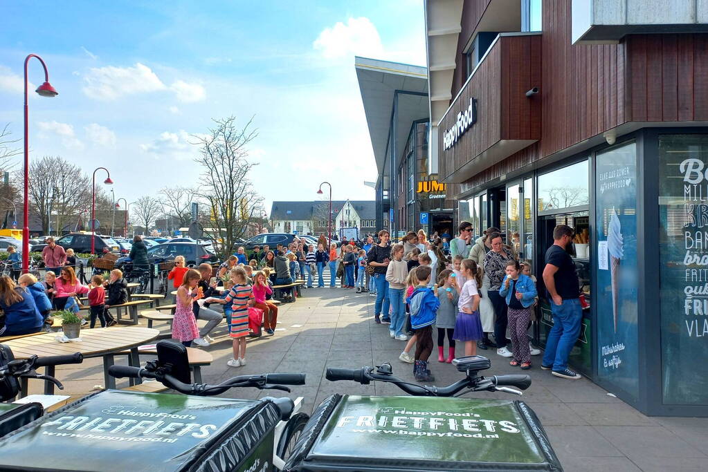 Flinke drukte bij cafetaria voor ijsjes op eerste lentedag