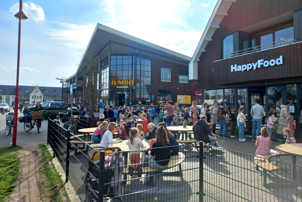 Flinke drukte bij cafetaria voor ijsjes op eerste lentedag