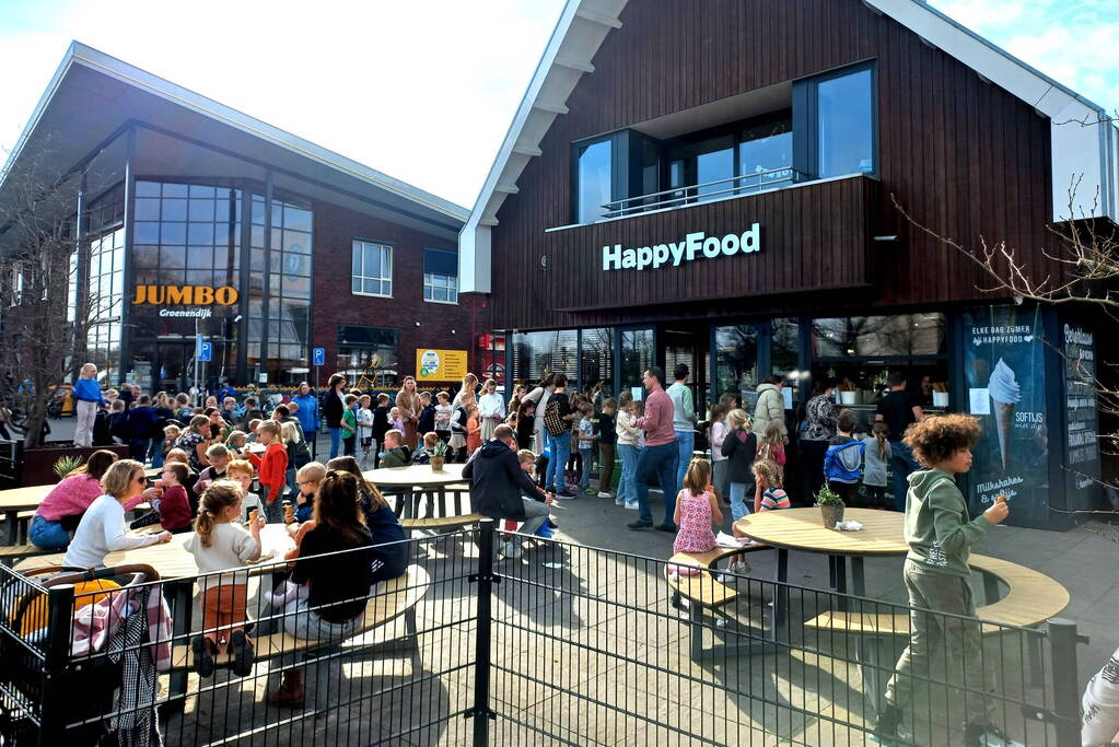 Flinke drukte bij cafetaria voor ijsjes op eerste lentedag