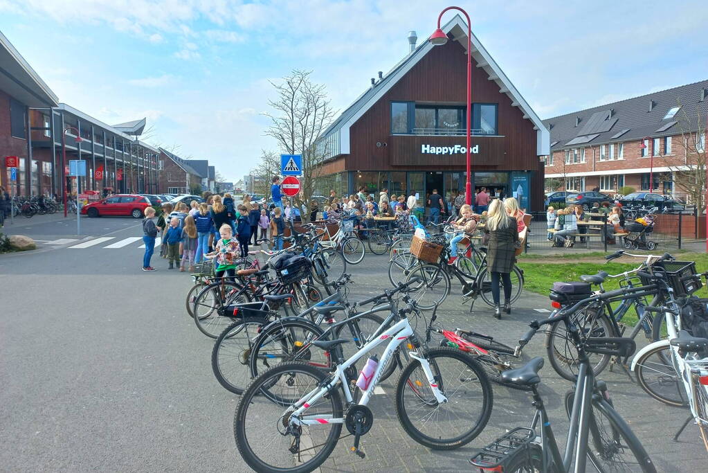 Flinke drukte bij cafetaria voor ijsjes op eerste lentedag