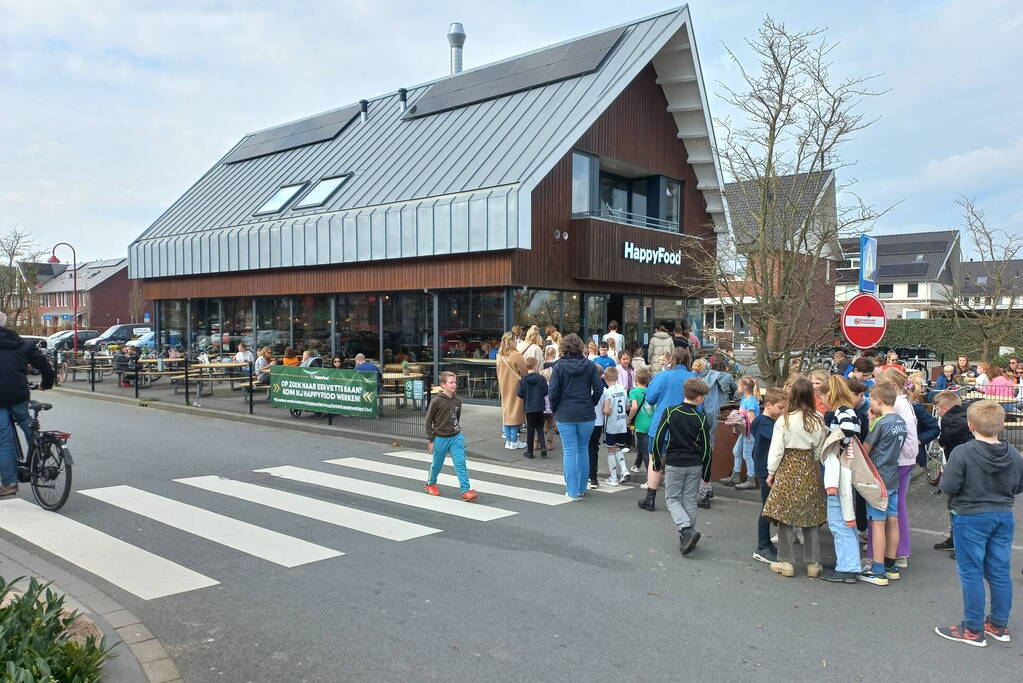 Flinke drukte bij cafetaria voor ijsjes op eerste lentedag