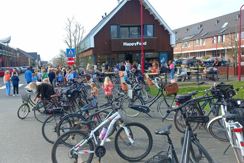 Flinke drukte bij cafetaria voor ijsjes op eerste lentedag