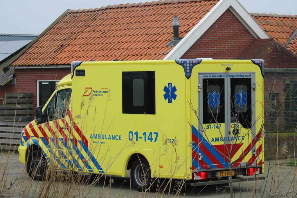 Tractor raakt te water, bestuurder gewond