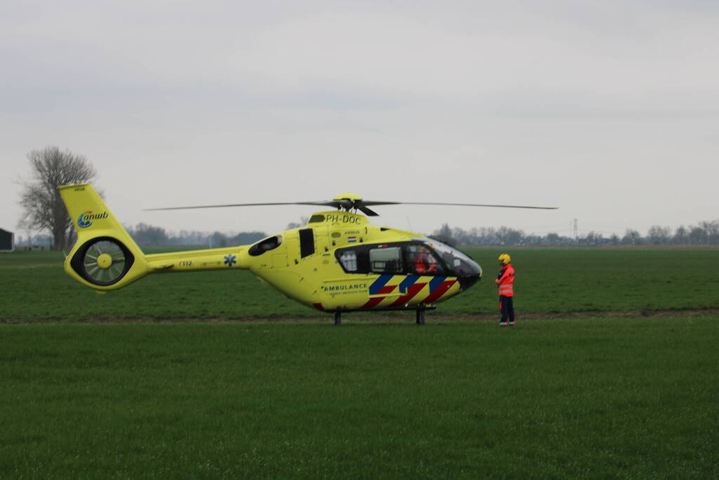 Tractor raakt te water, bestuurder gewond