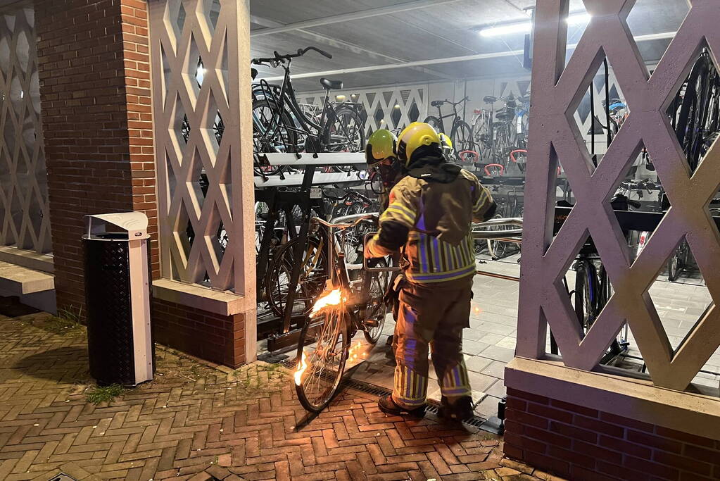 Brandweer blust brandende fiets