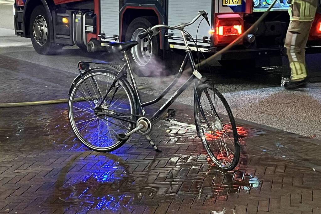Brandweer blust brandende fiets
