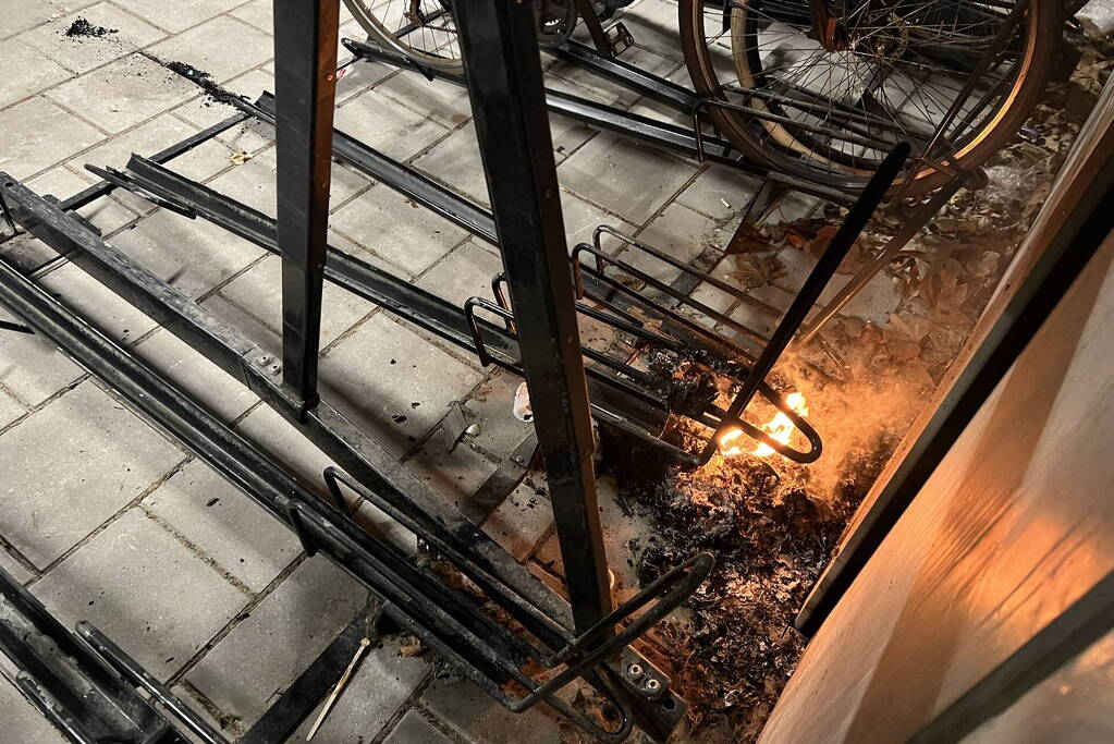 Brandweer blust brandende fiets