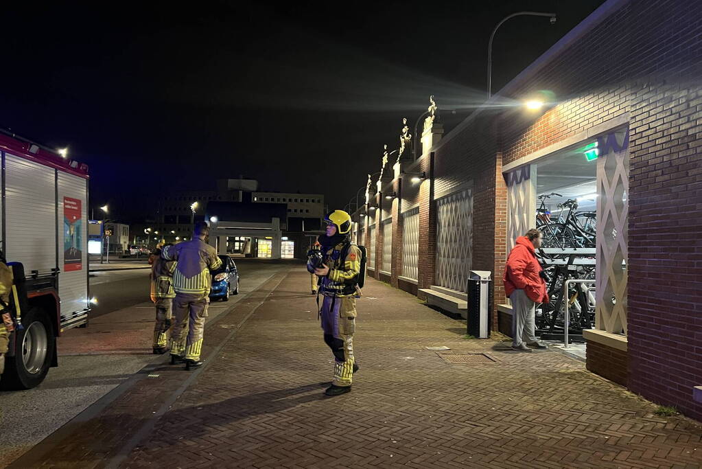 Brandweer blust brandende fiets