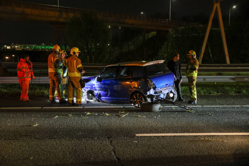 Automobilist raakt gewond nadat hij tegen vangrail botst