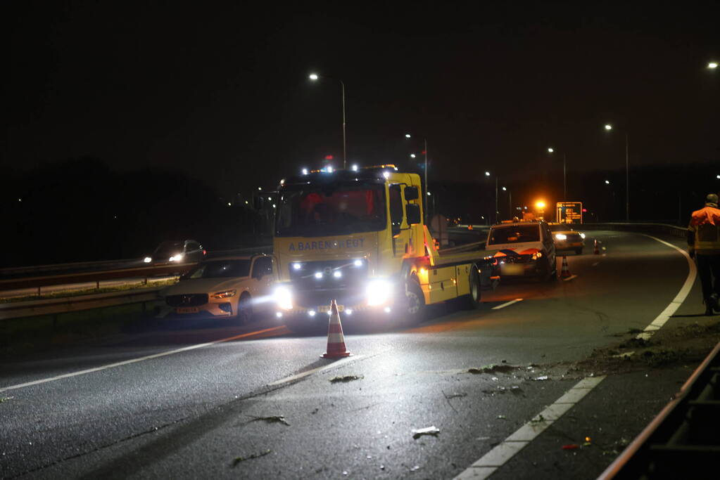 Automobilist raakt gewond nadat hij tegen vangrail botst