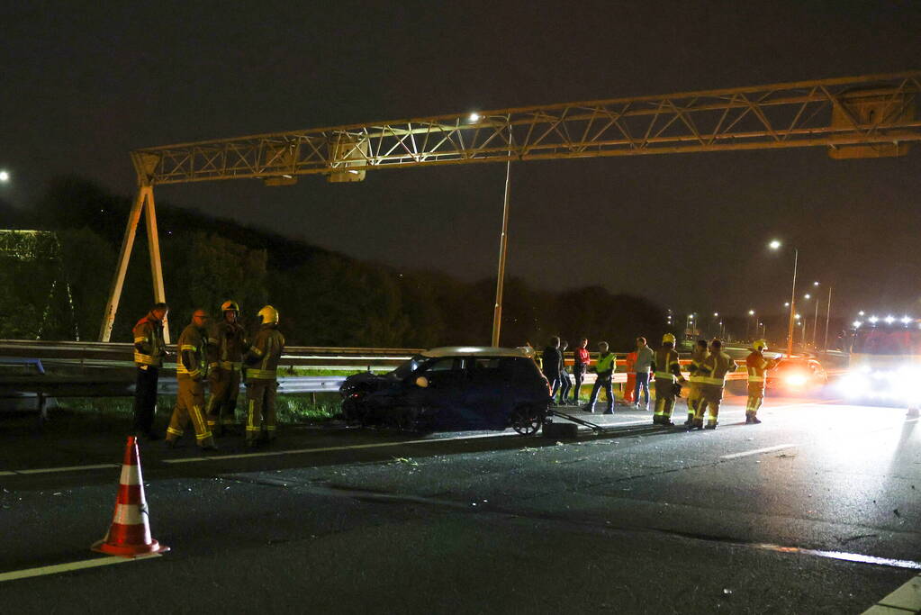 Automobilist raakt gewond nadat hij tegen vangrail botst