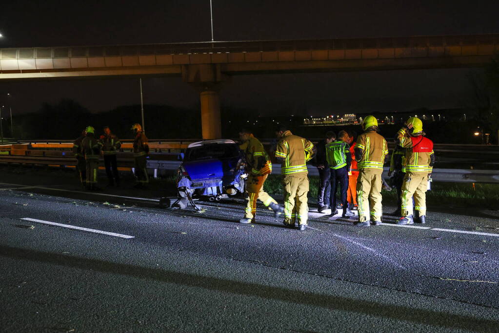 Automobilist raakt gewond nadat hij tegen vangrail botst