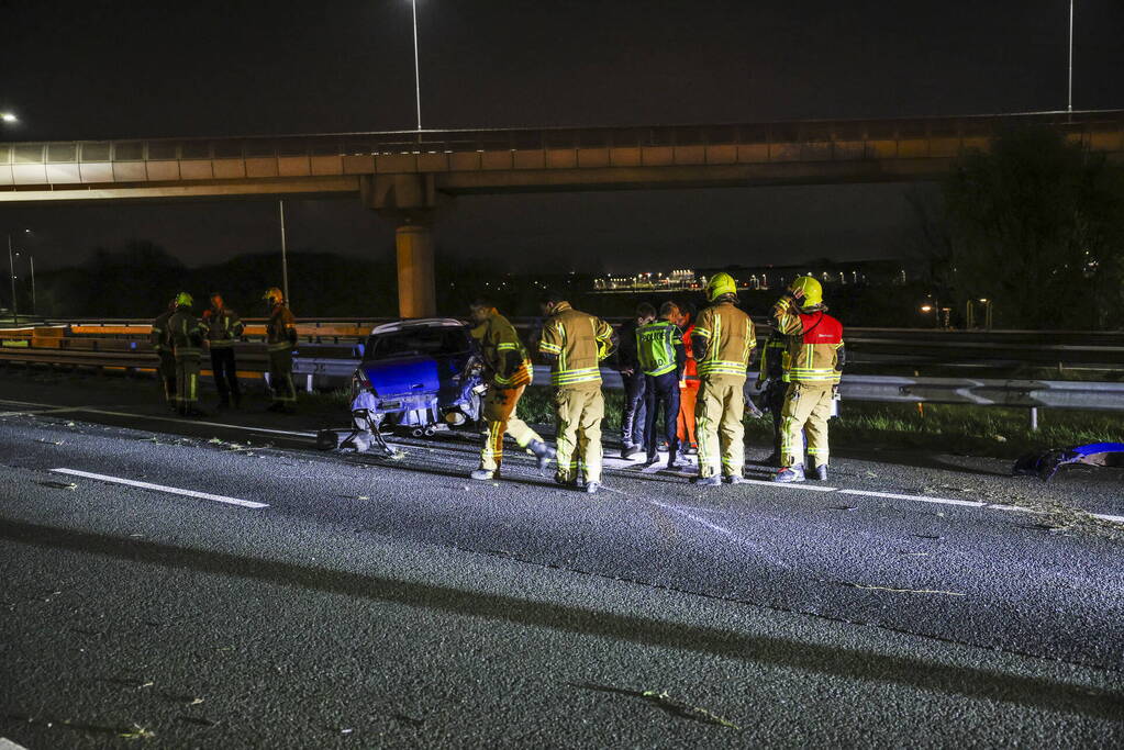 Automobilist raakt gewond nadat hij tegen vangrail botst