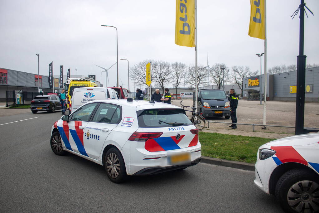 Fietser geschept door bestelbus