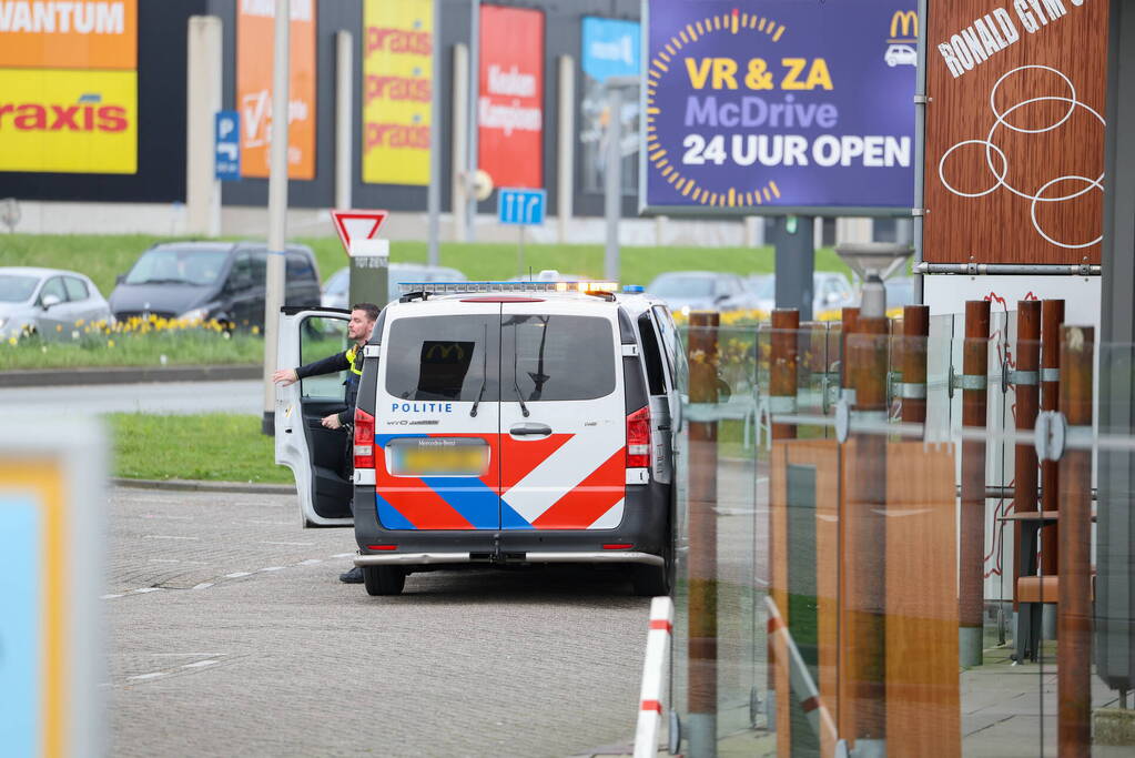 Man met verward gedrag laat tas achter in fast-food restaurant