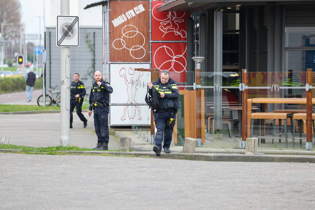 Man met verward gedrag laat tas achter in fast-food restaurant