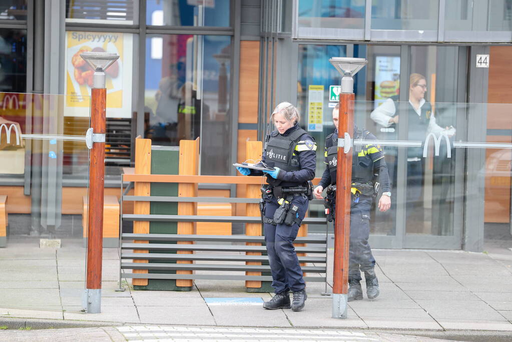 Man met verward gedrag laat tas achter in fast-food restaurant