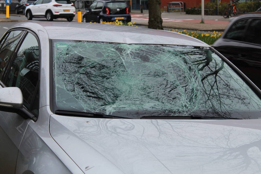 Fietser gewond nadat deze op voorruit van auto belandt